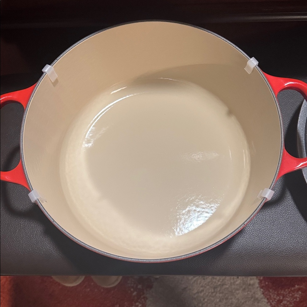 Le Creuset Cerise (Cherry Red) Signature Round Dutch Oven - 7.25 Qt - Picture 4 of 5